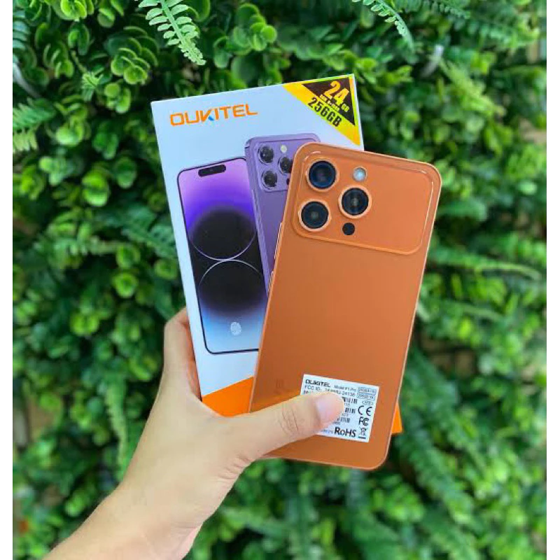 P1 17 Pro laranja na mão, ao lado da caixa